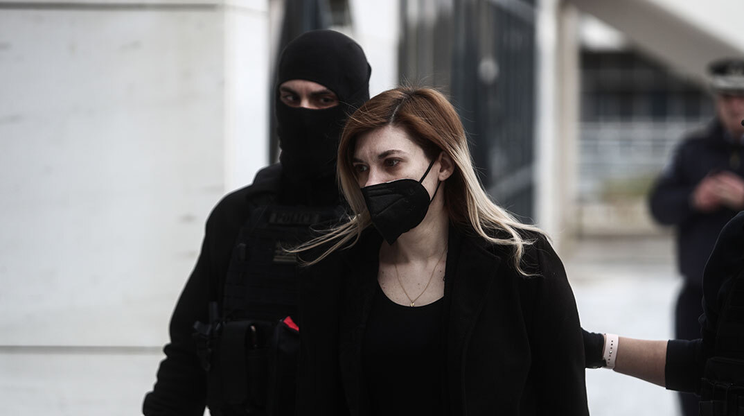 Η Ρούλα Πισπιρίγκου οδηγείται στη δίκη