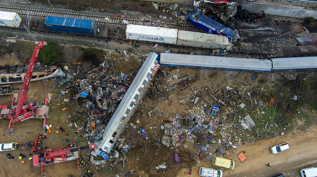Εικόνα καταστροφής μετά τη σύγκρουση τρένων στα Τέμπη
