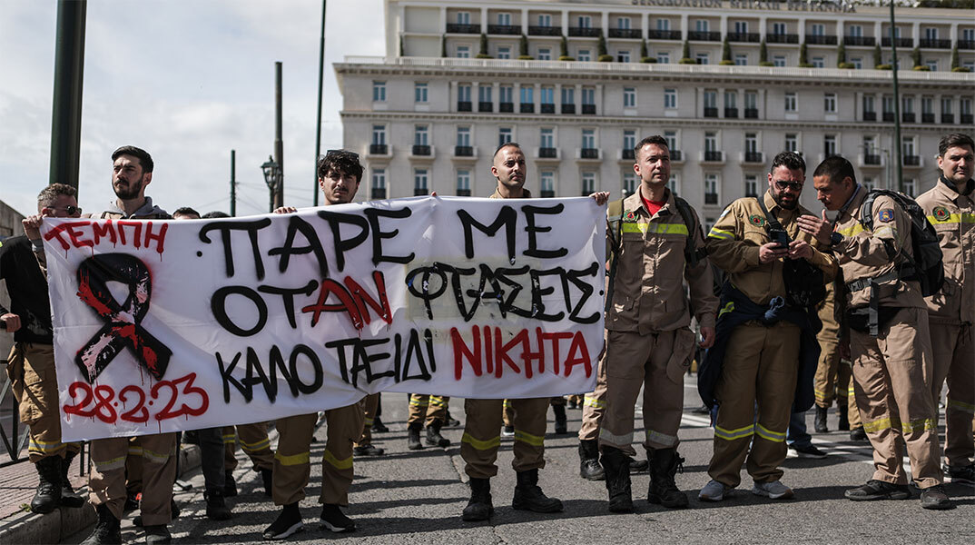 Συγκέντρωση διαμαρτυρίας εποχικών πυροσβεστών στο Σύνταγμα