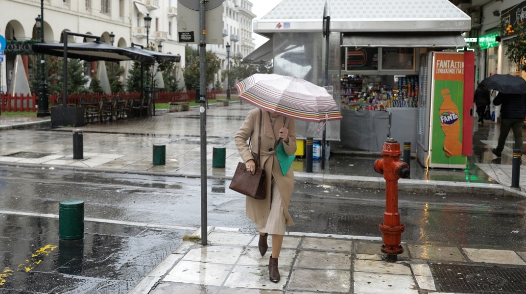 Καιρός αύριο: Τοπικές βροχές με μικρή άνοδο της θερμοκρασίας την Τετάρτη