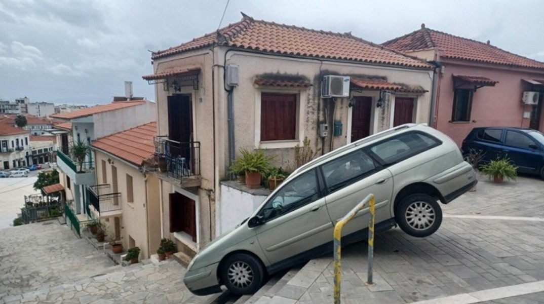 Καλαμάτα: Οδηγός 92 ετών κατέβηκε σκαλιά με το αυτοκίνητο
