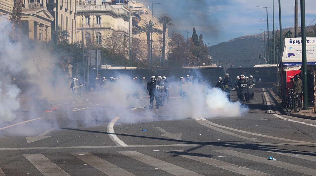 Επεισόδια και χημικά στο Σύνταγμα μετά την πορεία για την τραγωδία στα Τέμπη