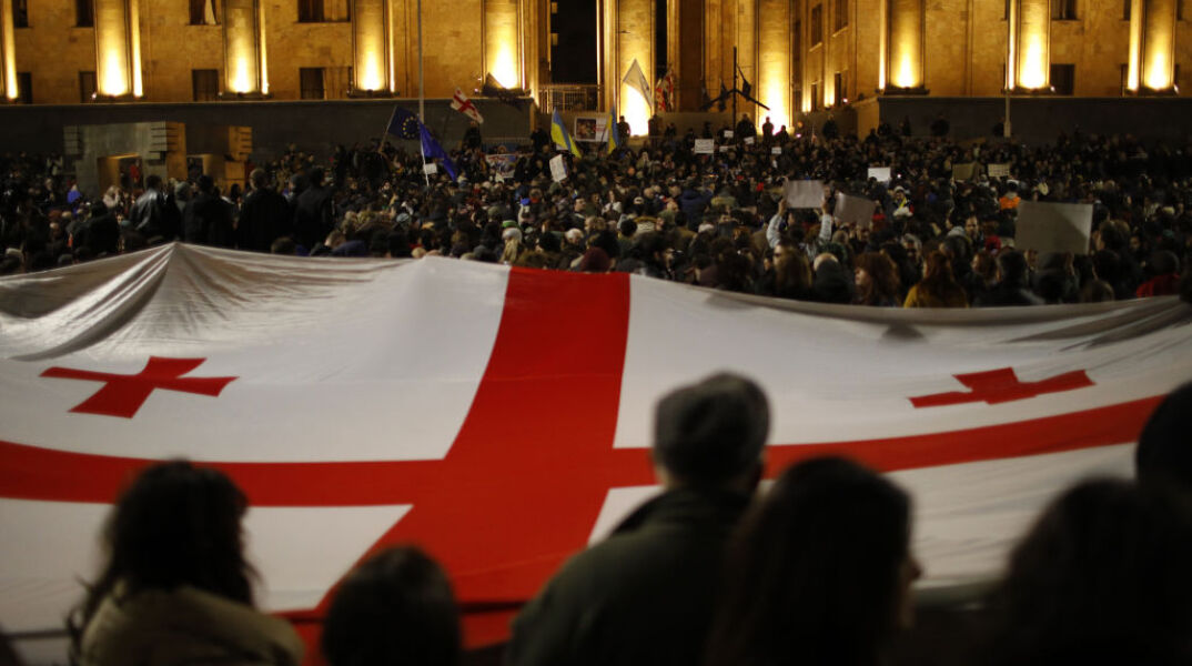 Γεωργία: Νέα επεισόδια ανάμεσα σε αστυνομικούς και διαδηλωτές στην πρωτεύουσα με αφορμή το νομοσχέδιο περί "ξένων πρακτόρων", συνελήφθησαν 66 διαδηλωτές και 50 αστυνομικοί φέρεται να τραυματίστηκαν-- Καταδικάζει το νομοσχέδιο η ΕΕ	