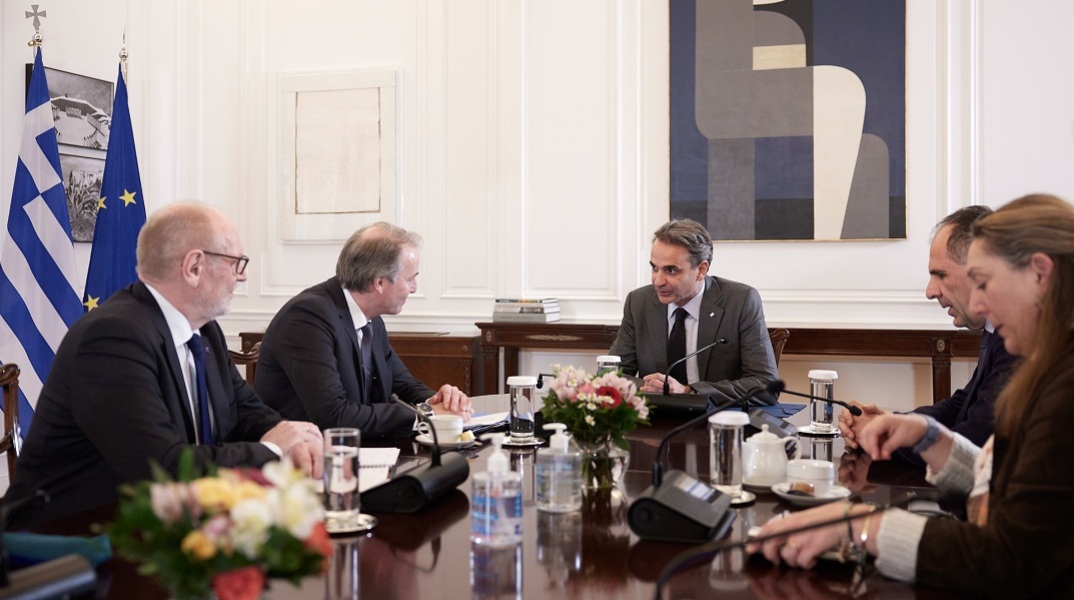 Τέμπη - Συνάντηση Μητσοτάκη με την αποστολή της Κομισιόν: Η αναβάθμιση των σιδηροδρόμων το θέμα συζήτησης