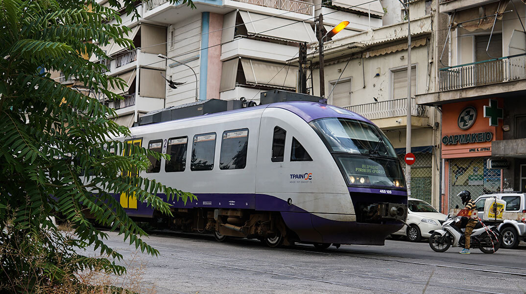 Συρμός του Προαστιακού περνά μέσα από συνοικία στην Αθήνα