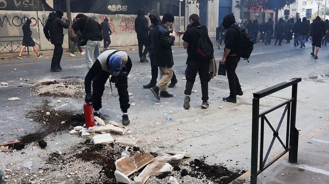 Ζημιές στο Σύνταγμα κατά τη διάρκεια των επεισοδίων