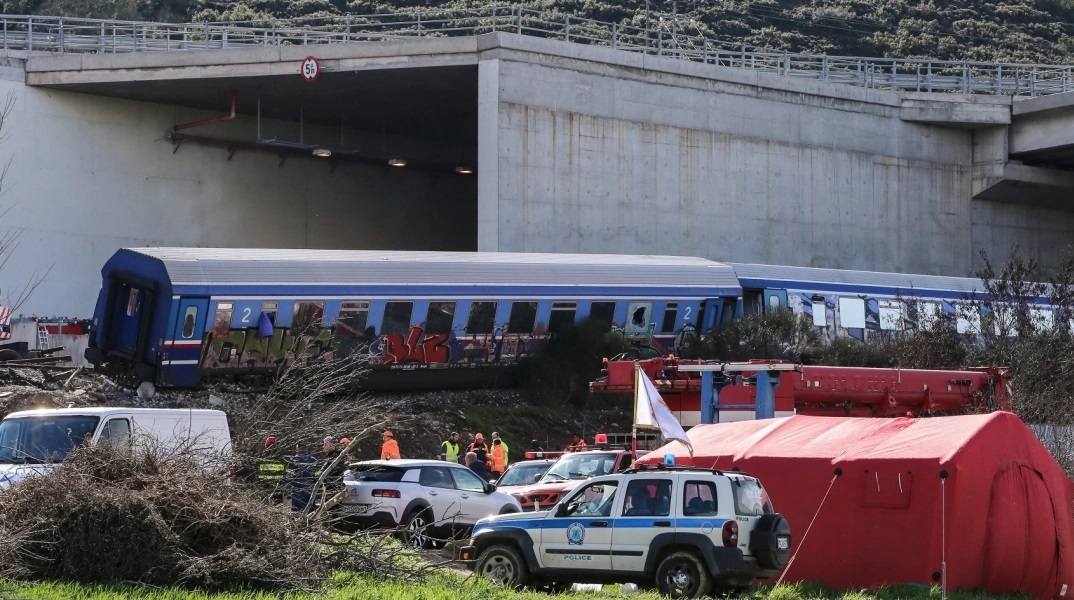 Στιγμιότυπο από το πολύνεκρο σιδηροδρομικό δυστύχημα στα Τέμπη