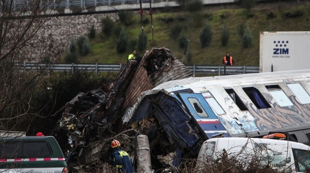 Σύγκρουση τρένων στα Τέμπη - Συντρίμμια μετά την πολύνεκρη τραγωδία