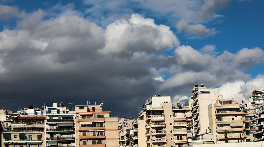 Σύννεφα πάνω από την Αθήνα