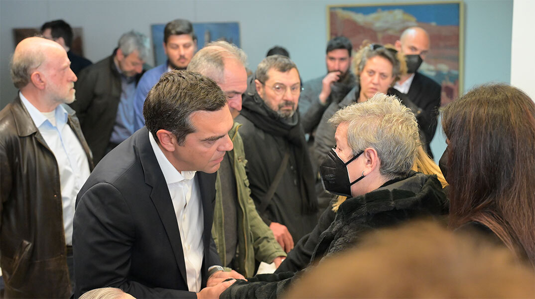 Ο Αλέξης Τσίπρας έδωσε το «παρών» στην πολιτική κηδεία του Βάιου Βλάχου που σκοτώθηκε στο δυστύχημα στα Τέμπη