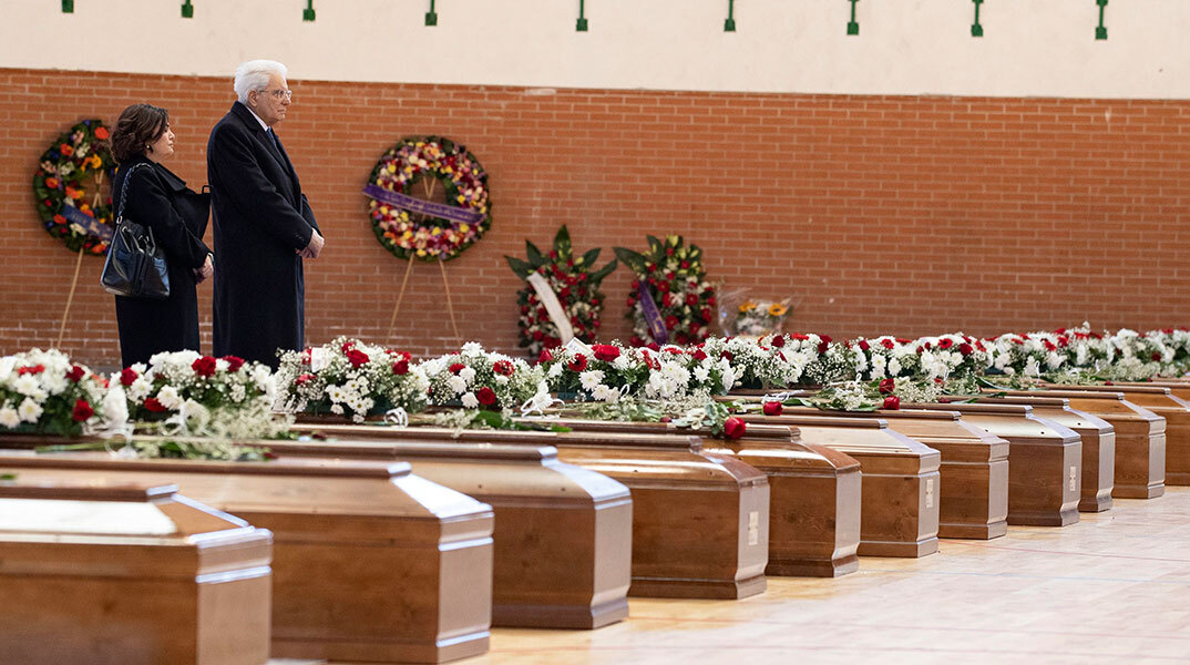 Ο πρόεδρος της Ιταλικής Δημοκρατίας Σέρτζιο Ματαρέλα μπροστά στα φέρετρα με τις σορούς μεταναστών στην Καλαβρία