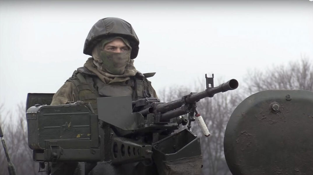 Ρώσος στρατιώτης σε σημείο ελέγχου στο Λουχάνσκ της Ανατολικής Ουκρανίας