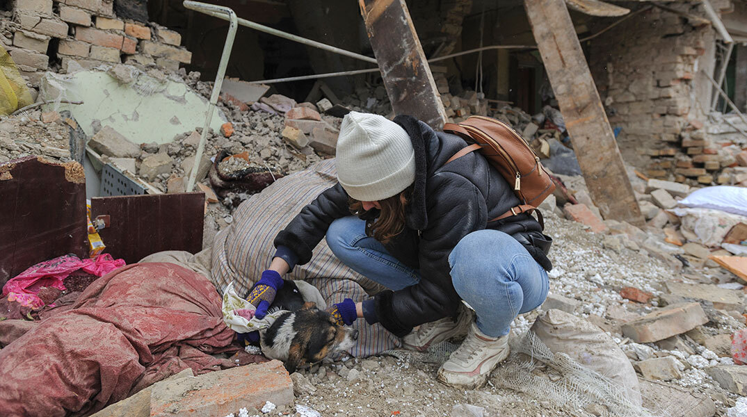 Νεαρή γυναίκα στην Ουκρανία σώζει σκύλο από τα χαλάσματα σπιτιού μετά τον ρωσικό βομβαρδισμό στην πόλη Λβιβ