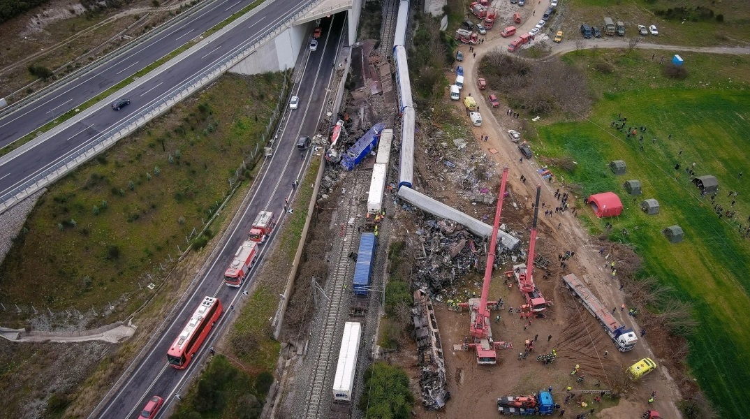 Τέμπη: Εικόνες καταστροφής από τα συντρίμμια των αμαξοστοιχιών