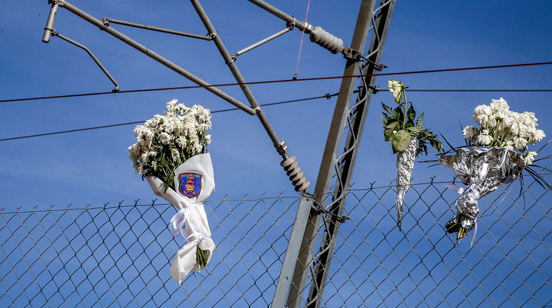 Ανθοδέσμες στα συρμάτινα κιγκλιδώματα στα Τέμπη στο τρισάγιο για τα θύματα της τραγωδίας