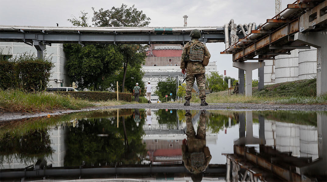 Περιπολία Ρώσου στρατιώτη στις εγκαταστάσεις του πυρηνικού σταθμού της Ζαπορίζια