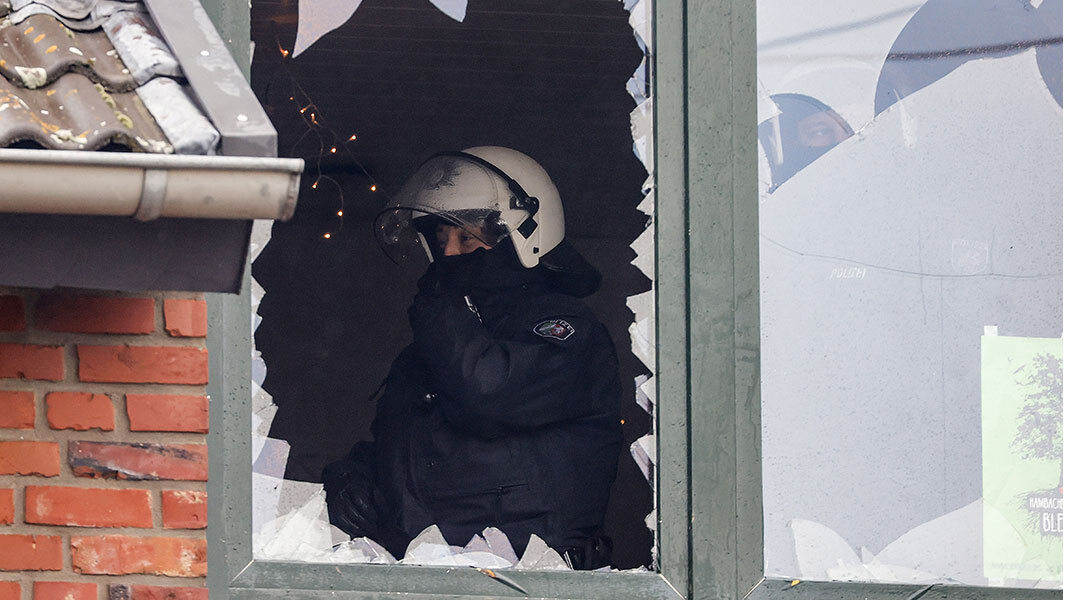 Γερμανός αστυνομικός μέσα σε κτίριο