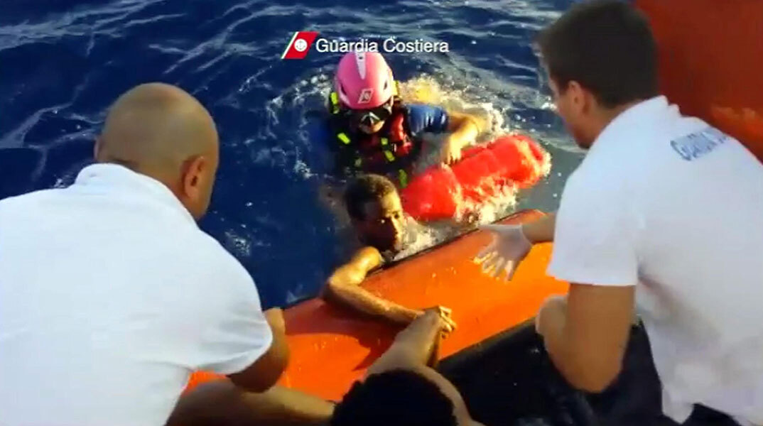Μέλη της ιταλικής Ακτοφυλακής σώζουν μετανάστη από τη θάλασσα
