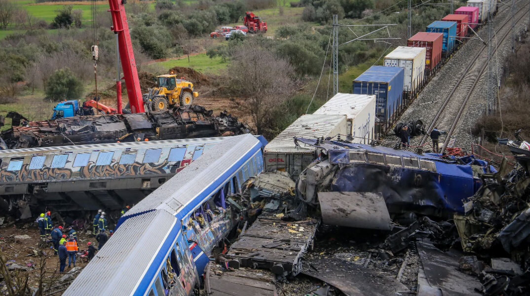 Συντρίμμια στα Τέμπη μετά το πολύνεκρο σιδηροδρομικό δυστύχημα