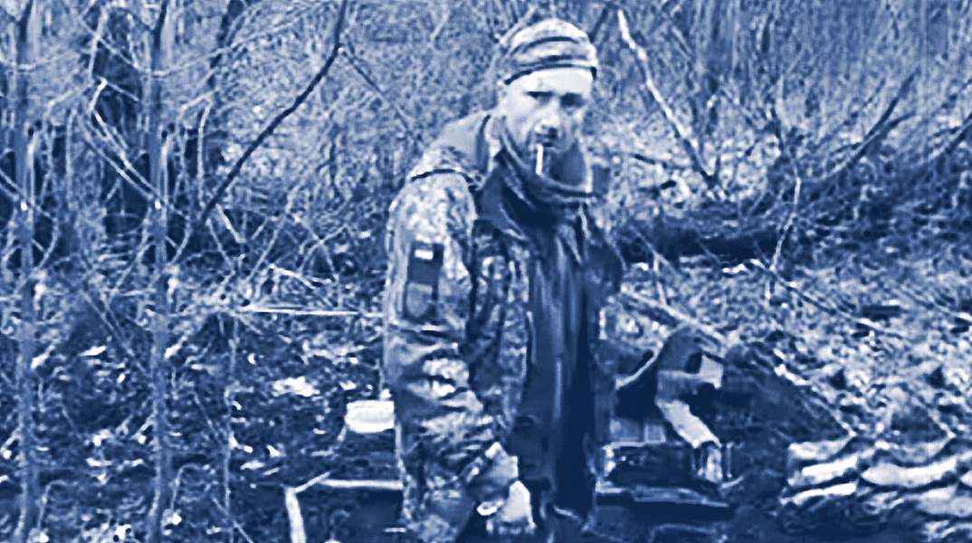 Στιγμιότυπο από το βίντεο με τον Ουκρανό αιχμάλωτο πολέμου Τάιμοφιι Σαντούρα, λίγο πριν τον εκτελέσουν οι Ρώσοι