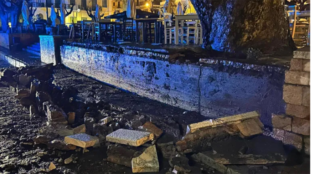 Αποκολλήθηκε τμήμα του νότιου τοιχίου στην πλατεία του λιμανιού της Ναυπάκτου λόγω κακοκαιρίας