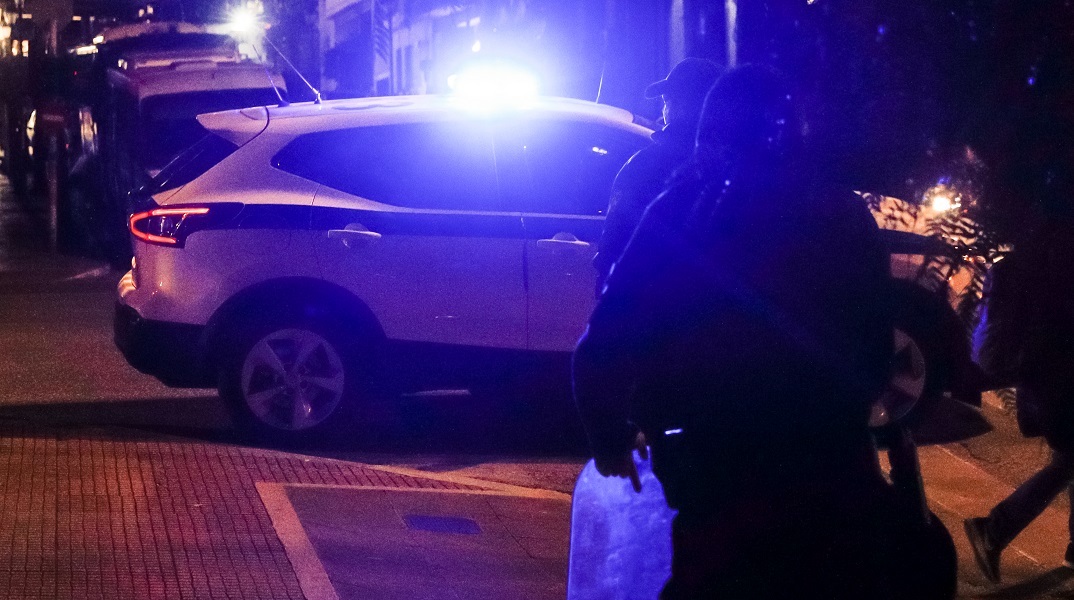Αλεξάνδρας: Έβγαλε όπλο σε αστυνομικούς έξω από μπαρ - Τέσσεις συλλήψεις