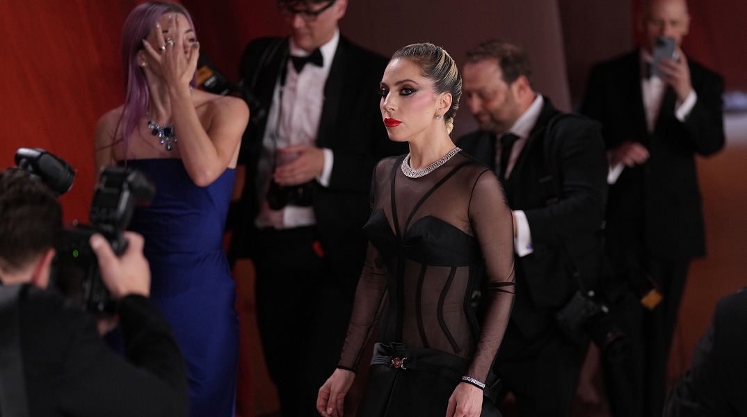 Lady Gaga: Έτρεξε να βοηθήσει φωτογράφο που έπεσε