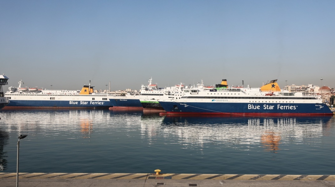 Δεμένα πλοία στο λιμάνι του Πειραιά