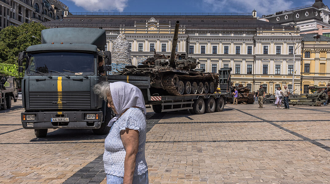 Ηλικιωμένη περνά μπροστά από κατεστραμμένο ρωσικό τανκ στο Κίεβο