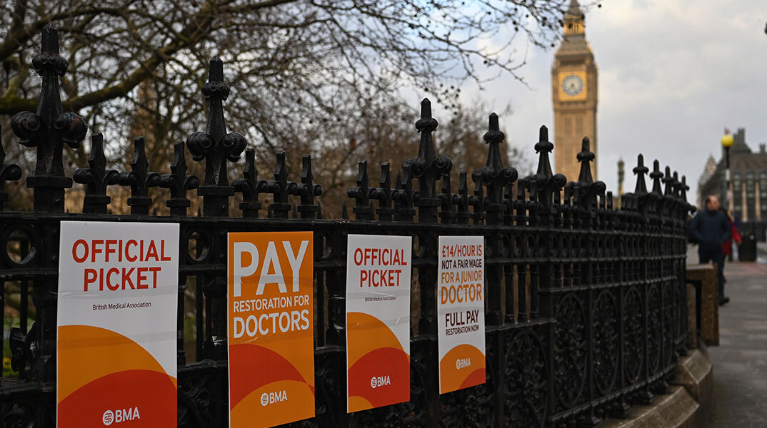 Απεργούν οι γιατροί στη Βρετανία ζητώντας αυξήσεις