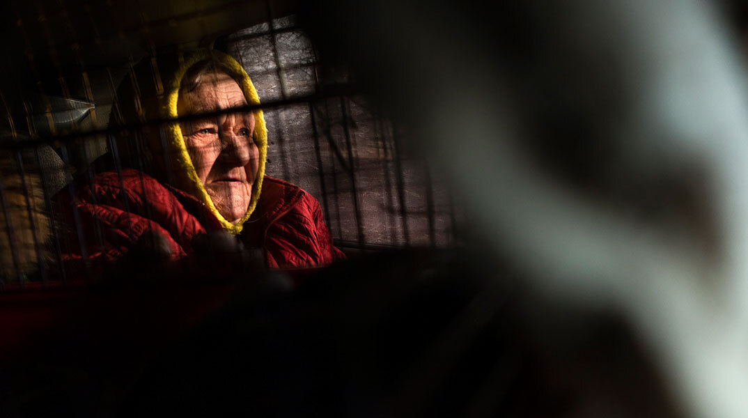 Η 72χρονη Βαλεντίνα, κάτοικος του Μπαχμούτ στην Ανατολική Ουκρανία, απομακρύνεται από την πόλη, όπου μαίνονται οι μάχες με τη Ρωσία