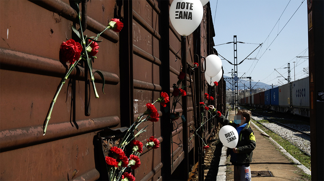 Ένα παιδί αφήνει ένα λουλούδι στο βαγόνι τρένου που μετέφερε χιλιάδες Έλληνες Εβραίους σε ναζιστικά στρατόπεδα συγκέντρωσης