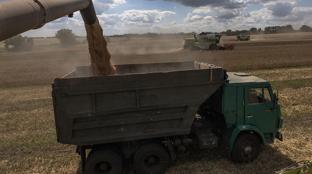 Φόρτωση σιτηρών σε φορτηγό σε αγροτική περιοχή κοντά στο Κίεβο της Ουκρανίας