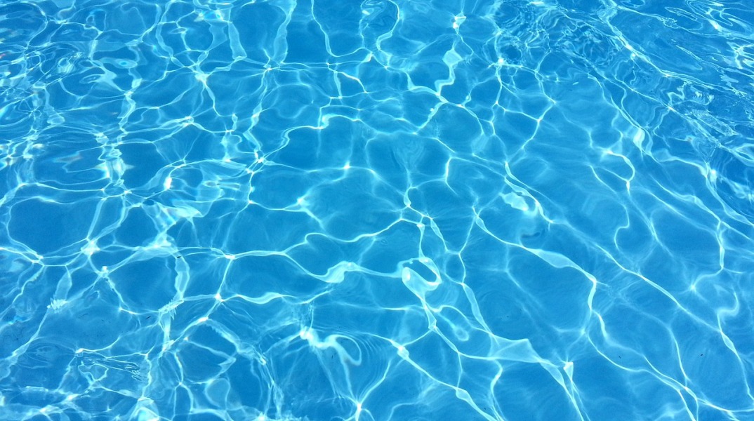 Ένα μικρό κέντρο δεδομένων θερμαίνει μια δημόσια πισίνα στη Βρετανία