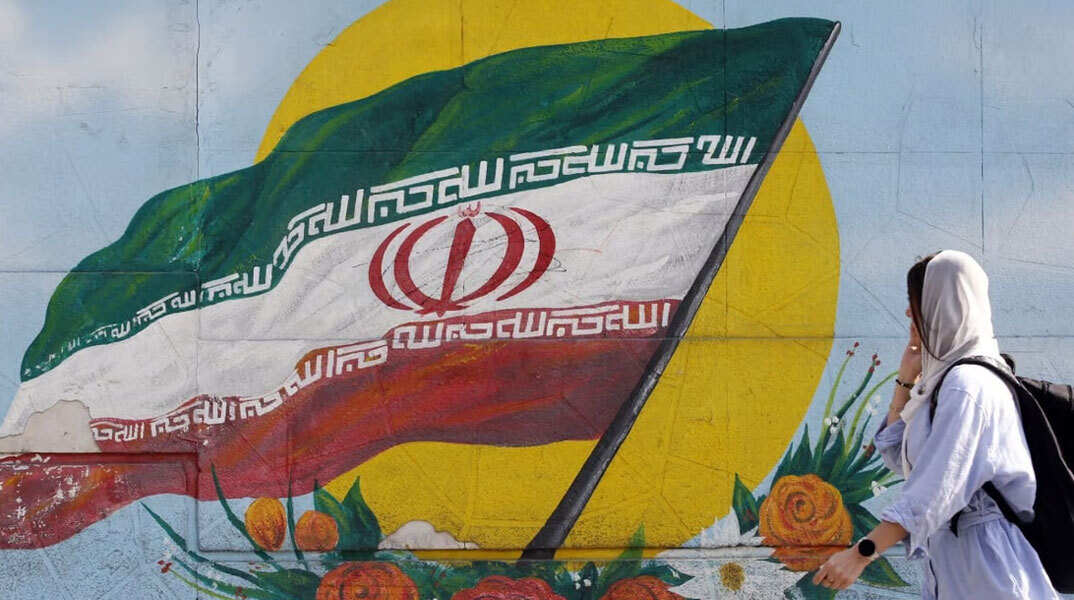 Mural στην Τεχεράνη με την εθνική σημαία του Ιράν