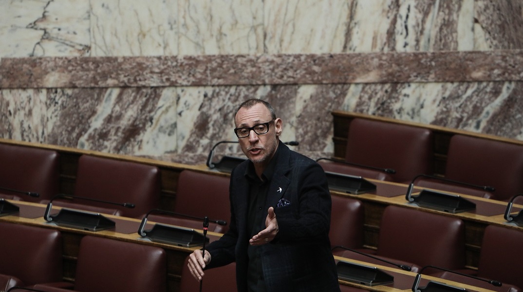 Κλέων Γρηγοριάδης: Ατύχημα με τη μηχανή του στο πάρκινγκ της Βουλής