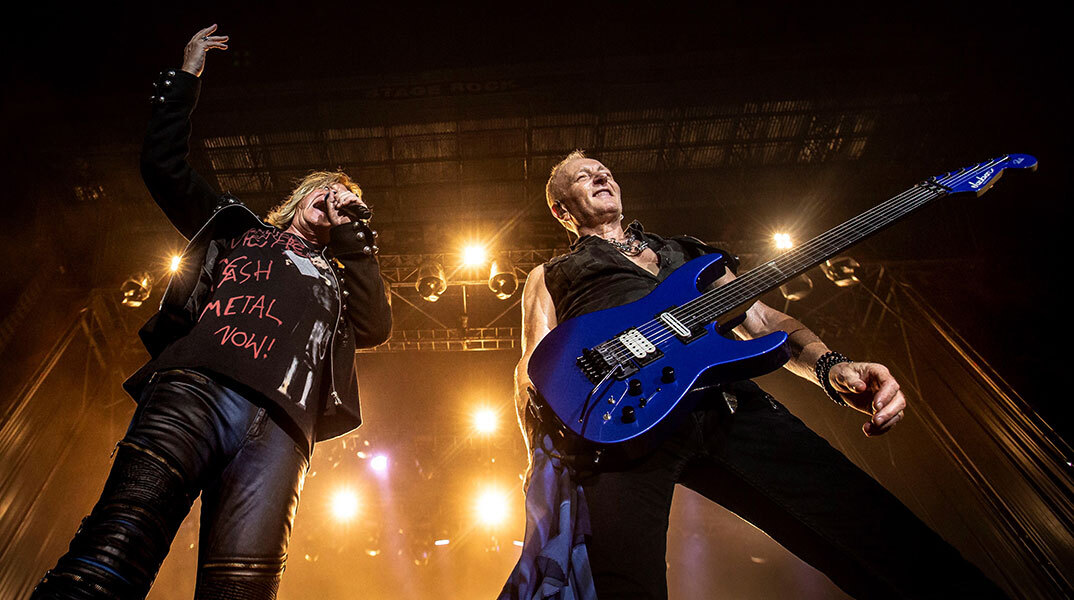 Joe Elliot και Phil Collen των Def Leppard επί σκηνής