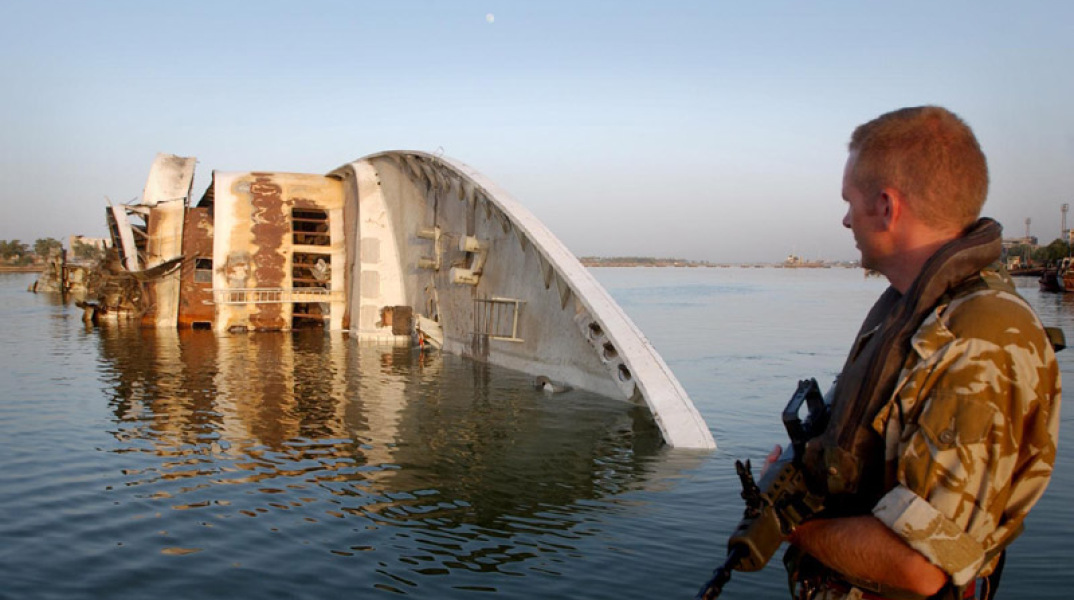 Al-Mansur: Το άλλοτε πολυτελές γιοτ του Σαντάμ Χουσέιν έγινε το κουφάρι που πίνουν τσάι οι ψαράδες