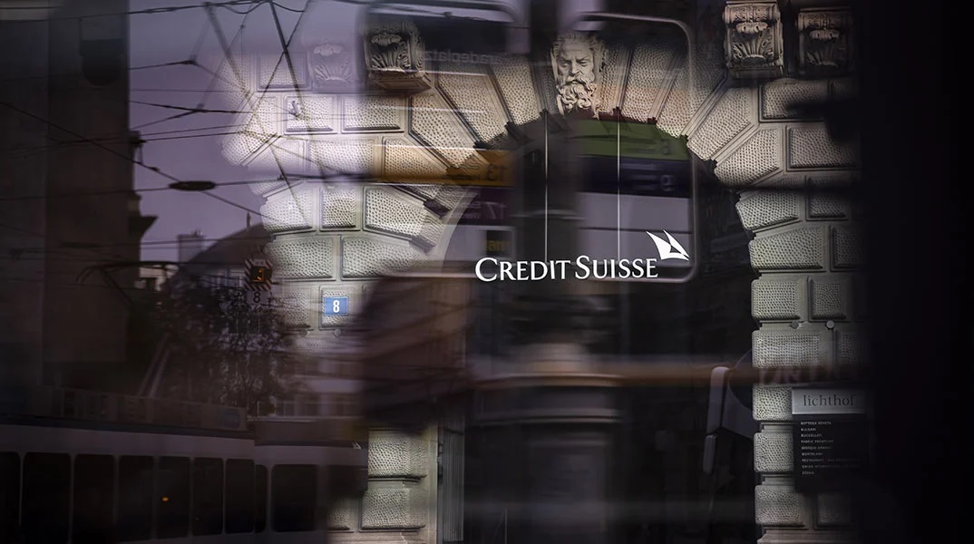 Εξαγορά της Credit Suisse από την UBS: Έντονες επικρίσεις στην Ελβετία