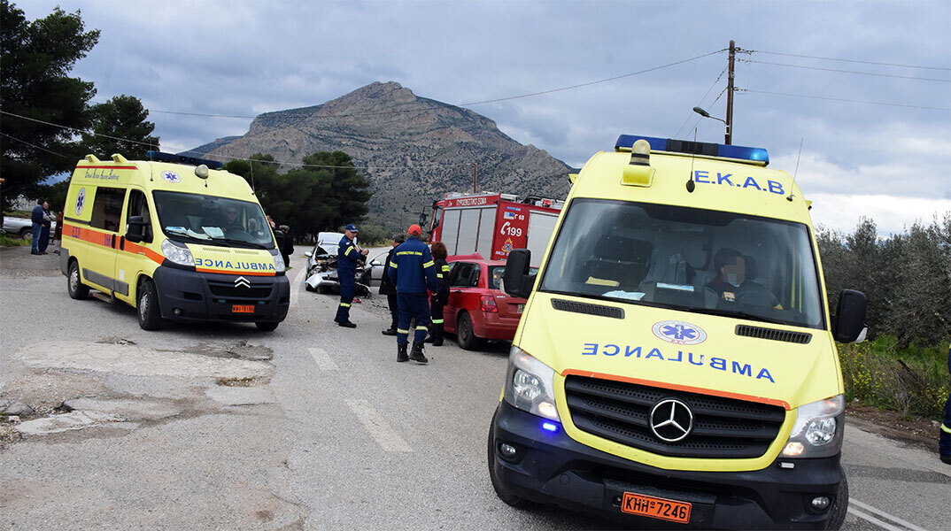 Ασθενοφόρα και όχημα της Πυροσβεστικής σε σημείο όπου σημειώθηκε τροχαίο