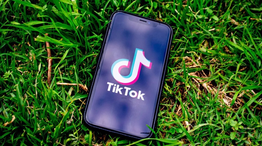 ΤikTok: Το BBC συμβούλευσε το προσωπικό του να το διαγράψει από τα κινητά του