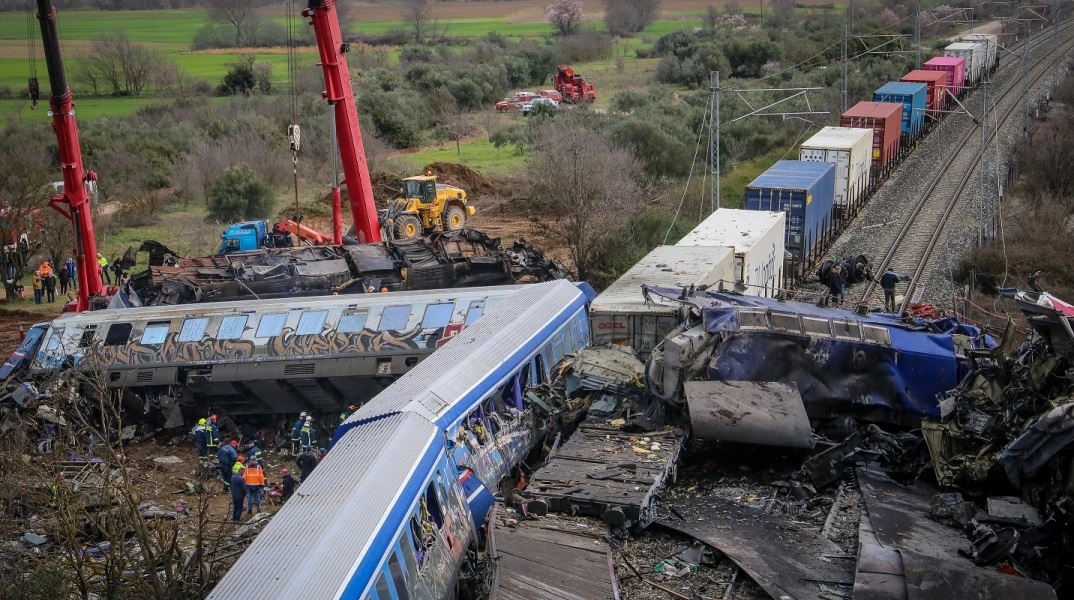Πολύνεκρο σιδηροδρομικό δυστύχημα στα Τέμπη - Φωτογραφία με τα συντρίμμια των βαγονιών στον τόπο της τραγωδίας