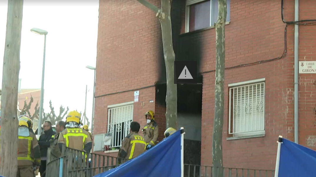 Πυροσβέστες στη Βαρκελώνη έξω από το κτίριο όπου ξέσπασε η φονική πυρκαγιά