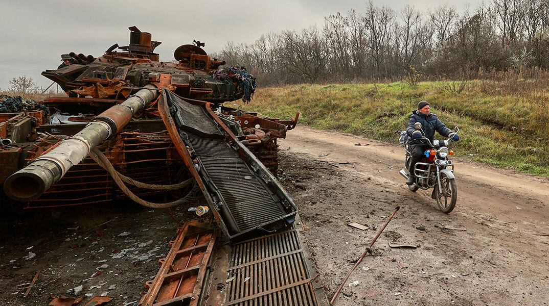 Κάτοικος στο Χάρκοβο περνά με τη μηχανή δίπλα από κατεστραμμένο ρωσικό τανκ