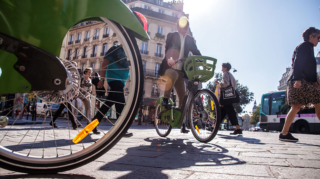 Μετακίνηση με ποδήλατο στο κέντρο της πόλης