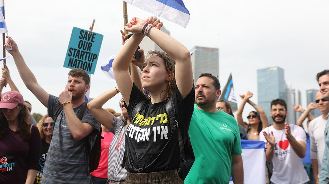 Διαδηλωτές στο Τελ Αβίβ κατά του πρωθυπουργού Μπενιαμίν Νετανιάχου και της μεταρρύθμισης στο δικαστικό που προωθεί