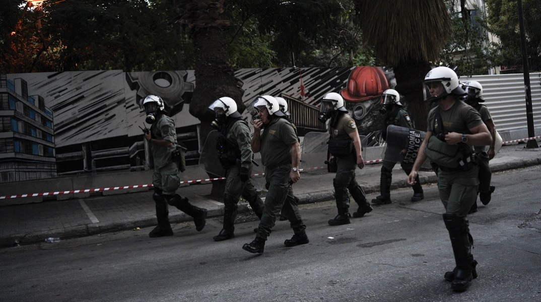 Εξάρχεια: 17χρονος απείλησε αστυνομικούς των ΜΑΤ με ψεύτικο όπλο