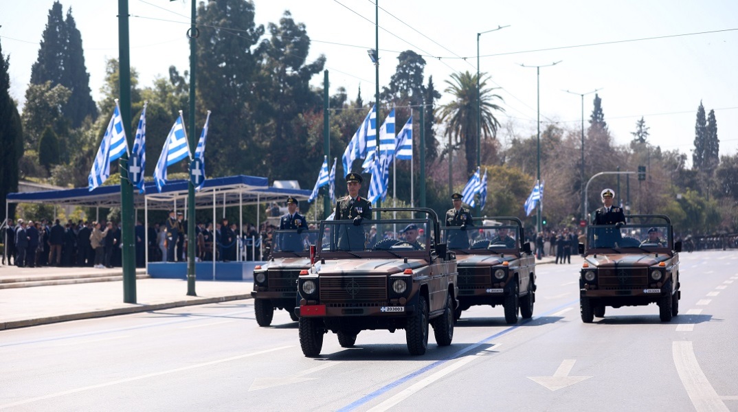 25η Μαρτίου: Με μεγαλοπρέπεια η στρατιωτική παρέλαση στην Αθήνα