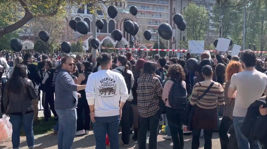 25η Μαρτίου: Διαμαρτυρία φοιτητών για τα Τέμπη στην παρέλαση της Θεσσαλονίκης