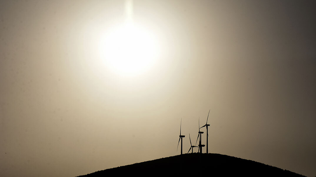 Ανεμογεννήτριες σε βουνό στην Αργολίδα